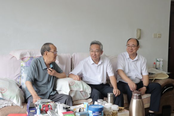 慰問傳黨情 關(guān)懷暖人心—交投集團(tuán)開展“七一”走訪慰問老黨員活動(dòng)